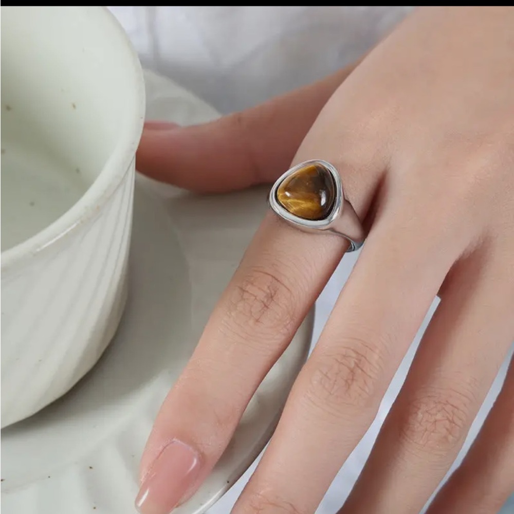 371. Natural stone tigers eye ring in silver